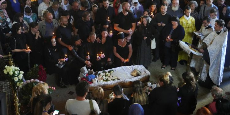 “Shih lulja ime, shih sa njerëz kanë ardhur për ty”! Lizës 4 vjeçare i jepet lamtumira mes lotëve e dhimbjes