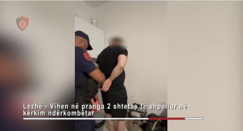 “Hape, policia”! Fshiheshin në një apartament në Shëngjin: Ja momenti i arrestimit të dy finlandezëve (Video “Hape, policia”! Fshiheshin në një apartament në Shëngjin: Ja momenti i arrestimit të dy finlandezëve (Video