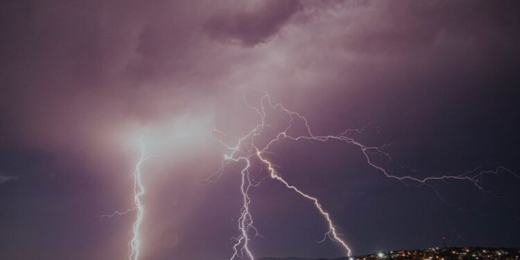 VIDEO/ Nga i nxehti afrikan në stuhi të frikshme. ‘Çmendet’ moti në Kosovë, rrëzohen pemë e përmbyten rrugët në Prishtinë VIDEO/ Nga i nxehti afrikan në stuhi të frikshme. ‘Çmendet’ moti në Kosovë, rrëzohen pemë e përmbyten rrugët në Prishtinë