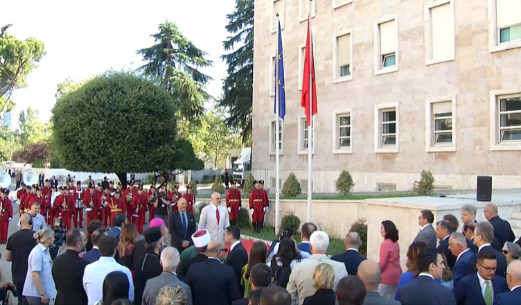 Rama mesazh Drejtësisë pas hapjes së negociatave: Integrimi varet nga puna juaj, mos ia mohoni fëmijëve Evropën Rama mesazh Drejtësisë pas hapjes së negociatave: Integrimi varet nga puna juaj, mos ia mohoni fëmijëve Evropën