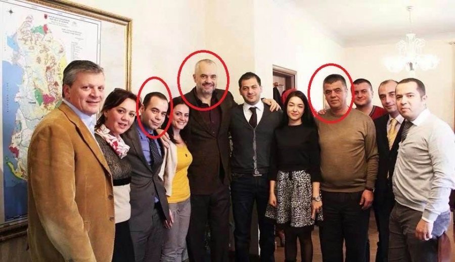 Shtrëngojeni dorën! Nëse i varni ujqërve mëlçitë në qafë, nuk jeni i pafajshëm zoti Rama Shtrëngojeni dorën! Nëse i varni ujqërve mëlçitë në qafë, nuk jeni i pafajshëm zoti Rama