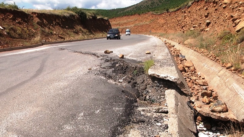 Dalin gjurmët e korrupsionit në Rrugën e Arbrit, ikën asfalti, 20 milionë euro shtesë i ha tuneli, pjesë e aferës Rroku, inxhinerë dhe mbikqyrësit Dalin gjurmët e korrupsionit në Rrugën e Arbrit, ikën asfalti, 20 milionë euro shtesë i ha tuneli, pjesë e aferës Rroku, inxhinerë dhe mbikqyrësit