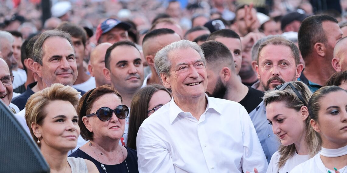 Juristi Romeo Kara: Damka e korrupsionit nga SHBA dhe pazari që kërkon Saliu përmes protestave Juristi Romeo Kara: Damka e korrupsionit nga SHBA dhe pazari që kërkon Saliu përmes protestave