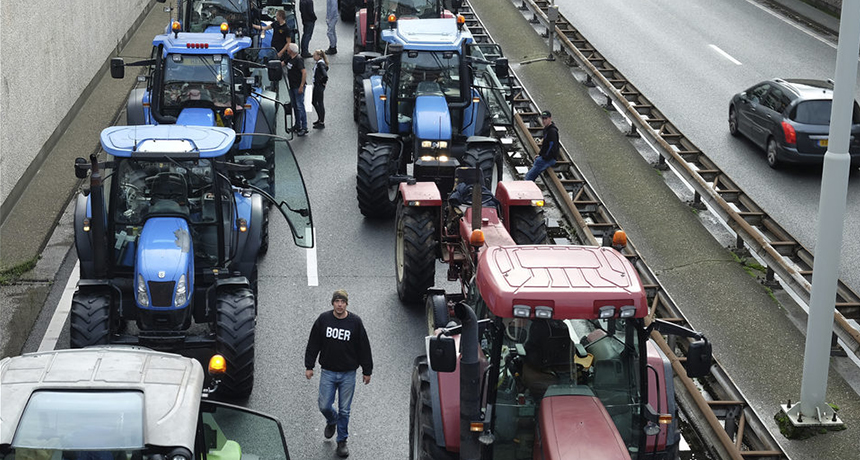 Policia holandeze hap zjarr ndaj fermerëve që protestojnë për kufizimet mjedisore të prodhimit (Video) Policia holandeze hap zjarr ndaj fermerëve që protestojnë për kufizimet mjedisore të prodhimit (Video)