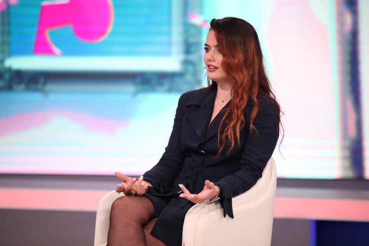 “Moderatoret në Shqipëri zhvishen si të ishin në ndonjë event sheikësh, dalin në TV sikur po shkojnë në dasëm” “Moderatoret në Shqipëri zhvishen si të ishin në ndonjë event sheikësh, dalin në TV sikur po shkojnë në dasëm”