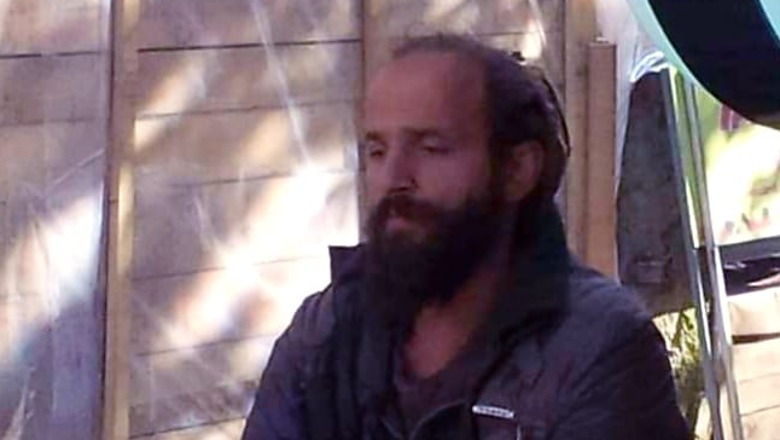 Historia e Sashës, që prej 15 vitesh endet rrugëve të Tiranës i braktisur! Gazetari Mane apel: Familja do lumturohet kur të shohë që fatkeqi është gjallë Historia e Sashës, që prej 15 vitesh endet rrugëve të Tiranës i braktisur! Gazetari Mane apel: Familja do lumturohet kur të shohë që fatkeqi është gjallë