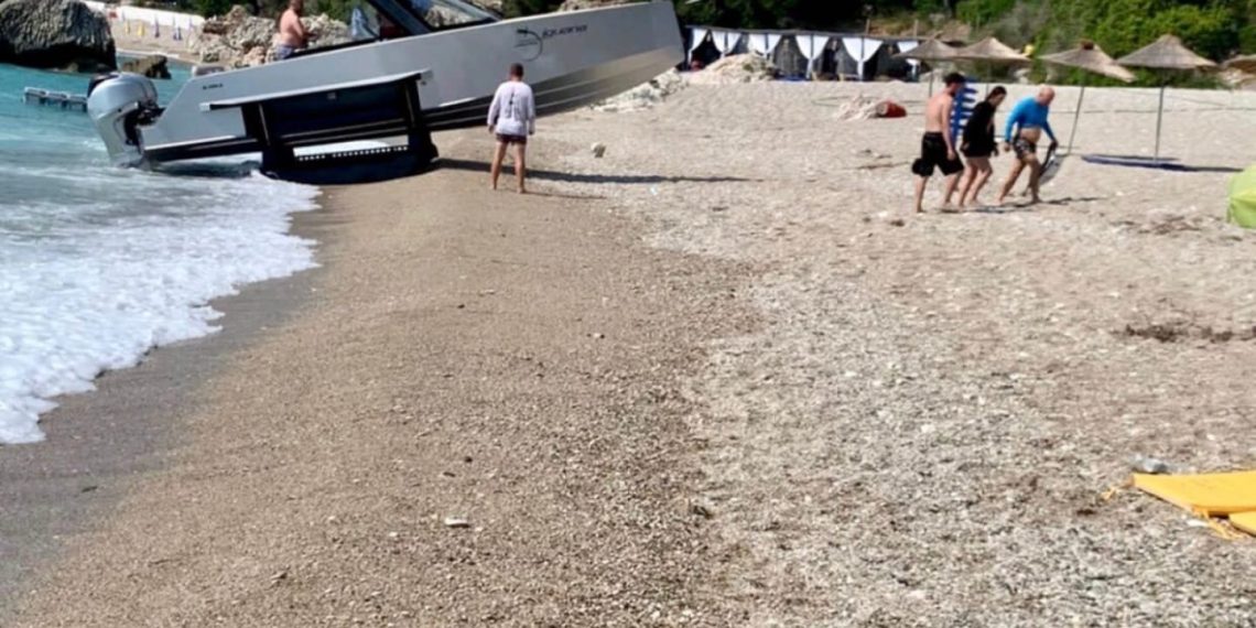 “Varfanjaku” shan pasanikët… vetë me skafin te b*tha! Gazetari i ri i publikoi foton që po ‘thyen’ rrjetin: Reagon i revoltuar Blendi Fevziu “Varfanjaku” shan pasanikët… vetë me skafin te b*tha! Gazetari i ri i publikoi foton që po ‘thyen’ rrjetin: Reagon i revoltuar Blendi Fevziu