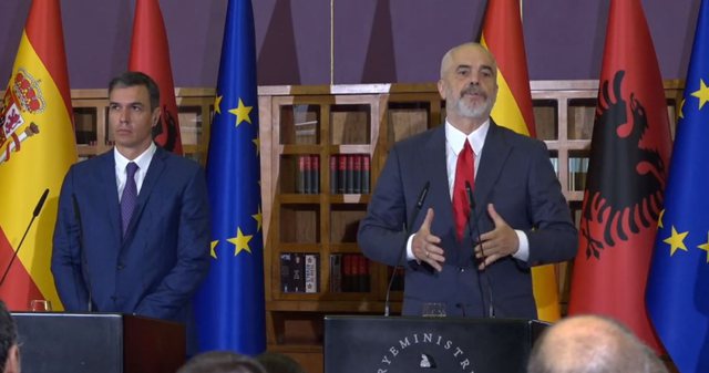 Rama, “presion” Vuçiç: Zbato marrëveshjen e dakordësuar me Kosovën, mos mbështet grupet në veri të Kosovës