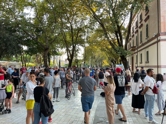 VIDEO/ Altin Goxhaj drejton protestuesit drejt përplasjes me Policinë VIDEO/ Altin Goxhaj drejton protestuesit drejt përplasjes me Policinë