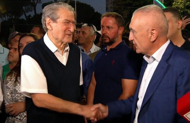 Në mëngjes ata, në drekë ata, në darkë ata, në pritje të shtatorit… Në mëngjes ata, në drekë ata, në darkë ata, në pritje të shtatorit…