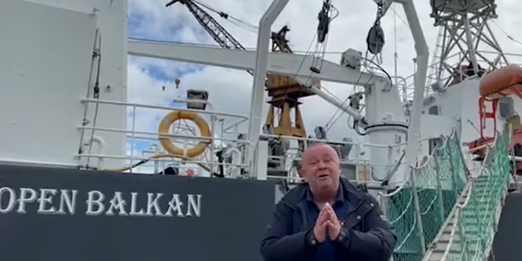 Befason Gjergj Luca: Blen anijen norvegjeze dhe e pagëzon me emrin ‘Open Balkan’ (Video) Befason Gjergj Luca: Blen anijen norvegjeze dhe e pagëzon me emrin ‘Open Balkan’ (Video)