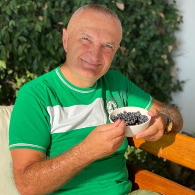 Ilir Meta tradhton Bes Kallakun për një tjetër humorist dhe kunja Zenit me boronica Ilir Meta tradhton Bes Kallakun për një tjetër humorist dhe kunja Zenit me boronica