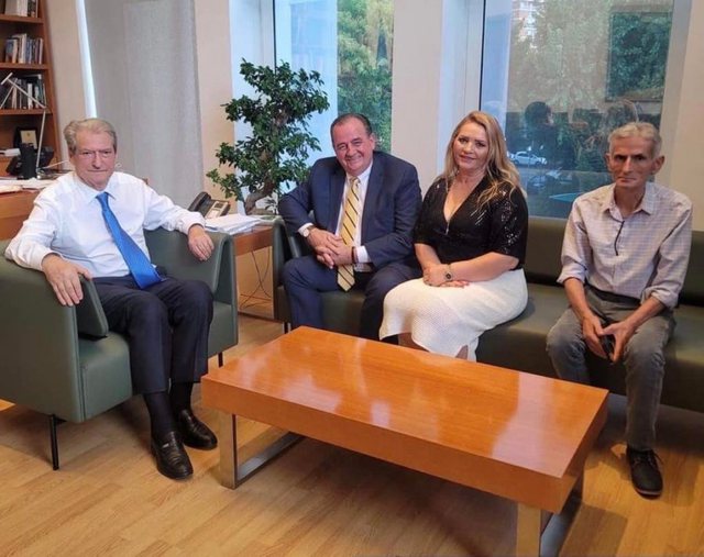 Kanë ardhur për pushcsime: Sali Berisha njofton se ka pritur një delegacion të rëndësishëm në zyrë