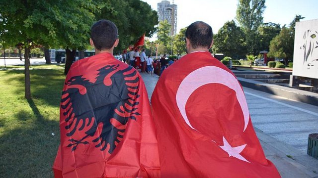 Kreshnik Spahiu: Për ata “patriotë” shqiptarë që grisin flamurin turk, por jo flamurin gjerman apo amerikan