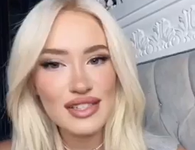 Blogerja shqiptare nervozon rrjetin, tallet me fëmijët jetimë! (Video) Blogerja shqiptare nervozon rrjetin, tallet me fëmijët jetimë! (Video)