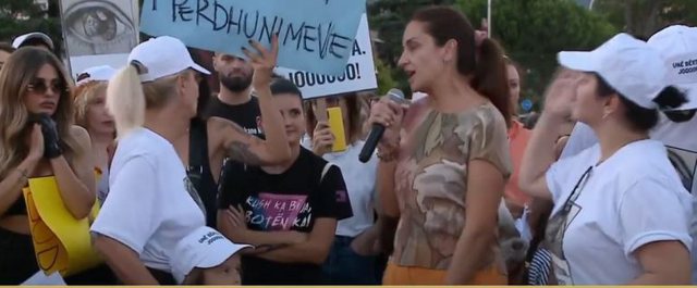 “Përleshen” aktivistet që dolën në shesh të mbrojnë viktimën e përdhunimit në Kosovë “Përleshen” aktivistet që dolën në shesh të mbrojnë viktimën e përdhunimit në Kosovë