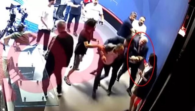 VIDEO që po ‘thyen’ rrjetin/ Degjeneron keq situata, studio e TV kthehet në “ring boksi”: Deputeti rreh pa mëshirë gazetarin, i vjen në ndihmë edhe truproja e tij, arrestohet! VIDEO që po ‘thyen’ rrjetin/ Degjeneron keq situata, studio e TV kthehet në “ring boksi”: Deputeti rreh pa mëshirë gazetarin, i vjen në ndihmë edhe truproja e tij, arrestohet!