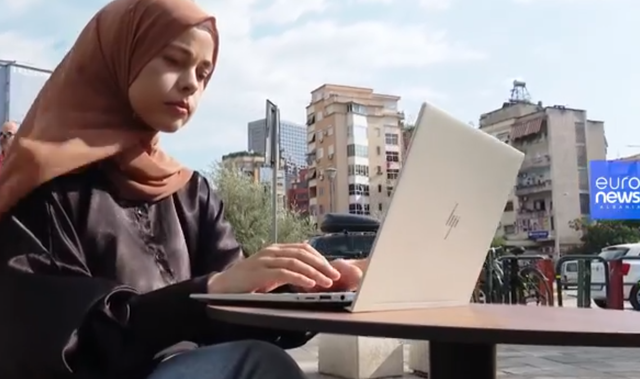 Të rinjtë në Shqipëri braktisin punët 8-orarëshe, fitojnë duke ofruar shërbime online Të rinjtë në Shqipëri braktisin punët 8-orarëshe, fitojnë duke ofruar shërbime online