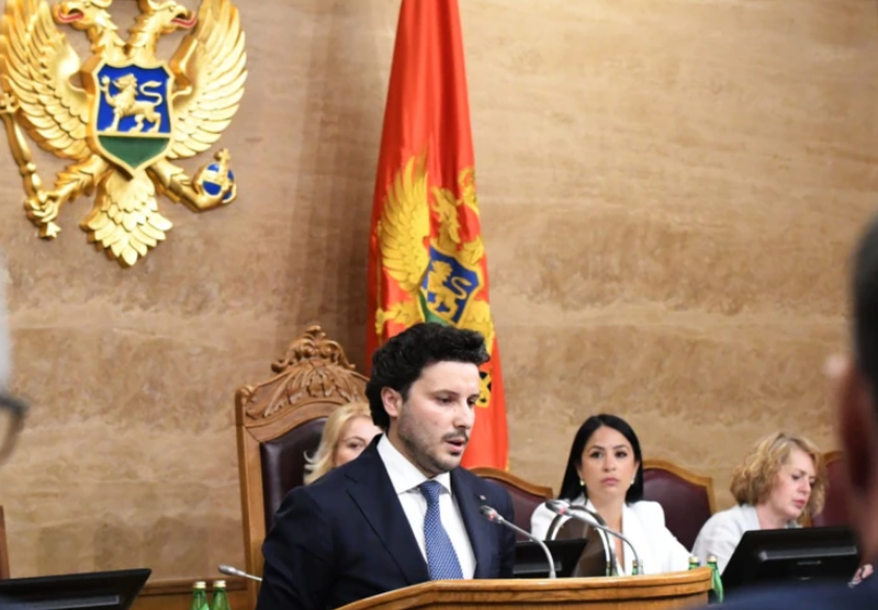 Çfarë po ndodh? Pas 12 orësh diskutim, bie qeveria e Dritan Abazoviç! Çfarë po ndodh? Pas 12 orësh diskutim, bie qeveria e Dritan Abazoviç!