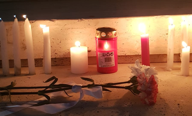 Ngjarje e rëndë në Himarë, qytetarët ndezin qirinj për 7-vjeçaren përpara kryeministrisë: Të dorëhiqen tre qeveritarët! Ngjarje e rëndë në Himarë, qytetarët ndezin qirinj për 7-vjeçaren përpara kryeministrisë: Të dorëhiqen tre qeveritarët!