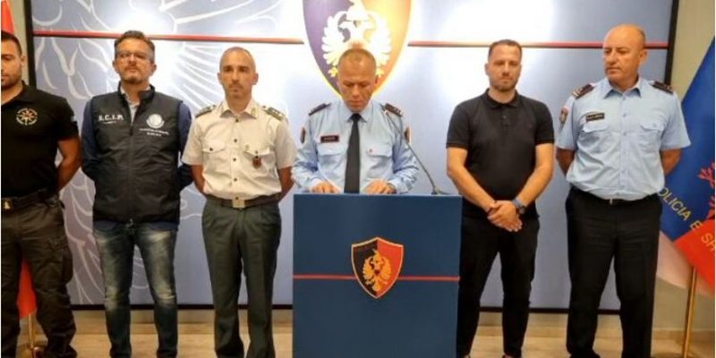 Megaoperacioni në Vlorë nga deti, toka dhe ajri/ Policia del në konferencë urgjente: Morën pjesë 250 oficerë policie. Disa të arrestuar, ja çfarë u pikas në det Megaoperacioni në Vlorë nga deti, toka dhe ajri/ Policia del në konferencë urgjente: Morën pjesë 250 oficerë policie. Disa të arrestuar, ja çfarë u pikas në det