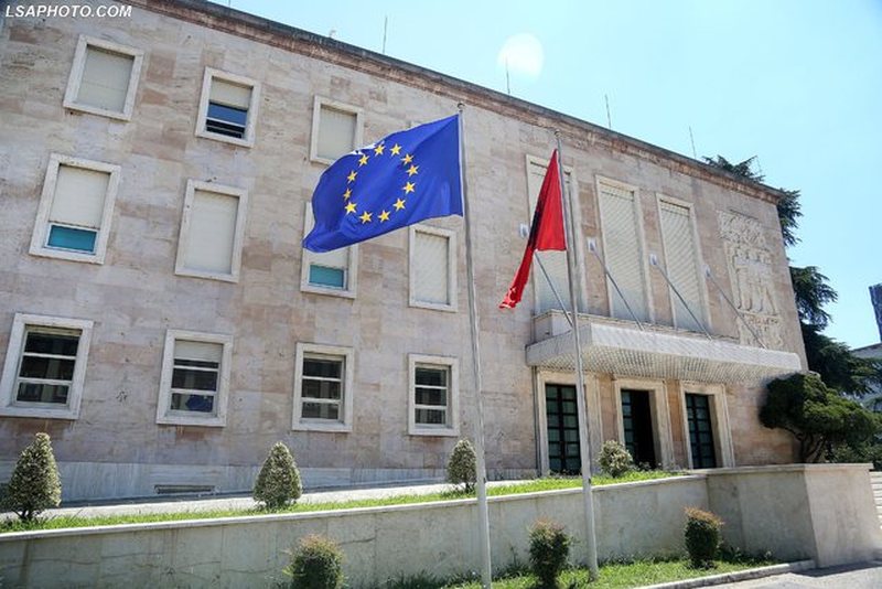 Vendimi i parë i qeverisë pas hapjes së negociatave me Brukselin: Flamuri i BE përkrah atij shqiptar në të gjitha institucionet publike