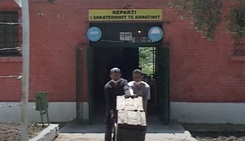 Ngjarje e rëndë në uzinën ushtarake të Gramshit, dy shtetas rusë plagosin ushtarët që ruanin godinën