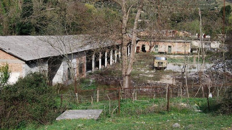 Pas rusëve në Gramsh ndalohen 4 çek teksa fotografonin uzinën e Poliçanit