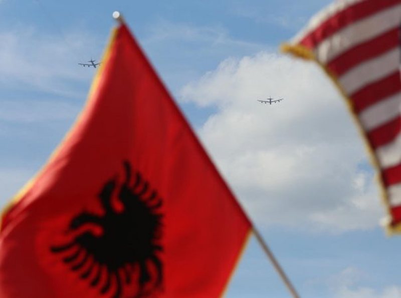 “Dy avionë bombardues ‘B-52’ fluturuan në mes të Tiranës”, ambasada amerikane: Aleanca jonë me Shqipërinë, jashtëzakonisht e rëndësishme, SHBA qëndron krah aleates së NATO-s!