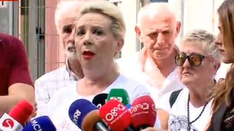 Bëri thirrje për vrasjen e policëve, avokotja e Berishës “pendohet”: U keqkuptova! “Non grata” e merr në mbrojtje Bëri thirrje për vrasjen e policëve, avokotja e Berishës “pendohet”: U keqkuptova! “Non grata” e merr në mbrojtje