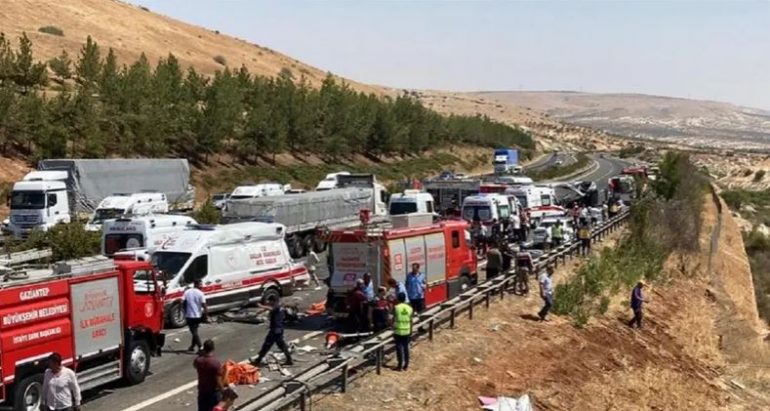 Rëndohet bilanci i tragjedisë në Turqi, si ndodhi aksidenti me 16 të vdekur: Autobusi me shpejtësi i “fshiu” të gjithë