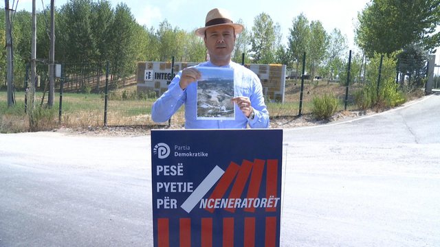 Dhëndëri Malltezi në “aksion”! Shikoni këtë foto dhe pastaj hajde merre seriozisht PD-në e Sali Berishë Dhëndëri Malltezi në “aksion”! Shikoni këtë foto dhe pastaj hajde merre seriozisht PD-në e Sali Berishë