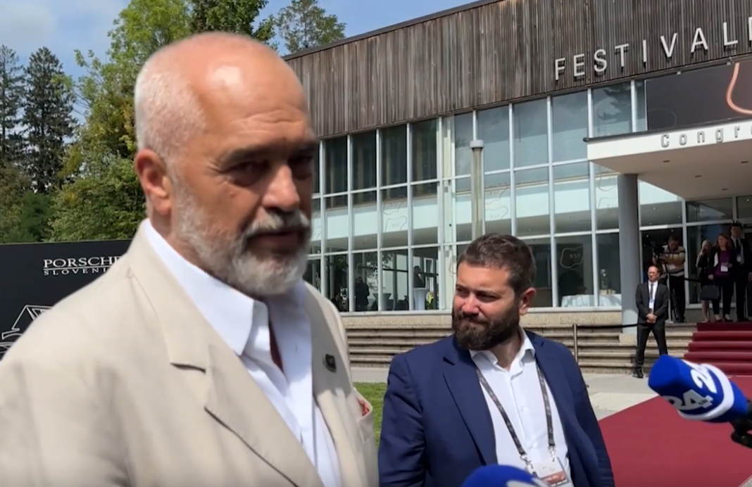 Shqipëria me buxhet më të vogël se Cristiano Ronaldos’, batuta e Ramës në Slloveni për krizën energjetike! I ‘kthehet’ moderatori Shqipëria me buxhet më të vogël se Cristiano Ronaldos’, batuta e Ramës në Slloveni për krizën energjetike! I ‘kthehet’ moderatori