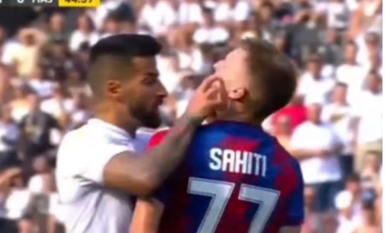 Tiago Silva e godet në fytyrë dhe hedh në tokë yllin e Kosovës në ndeshjen e Conference League (Video)