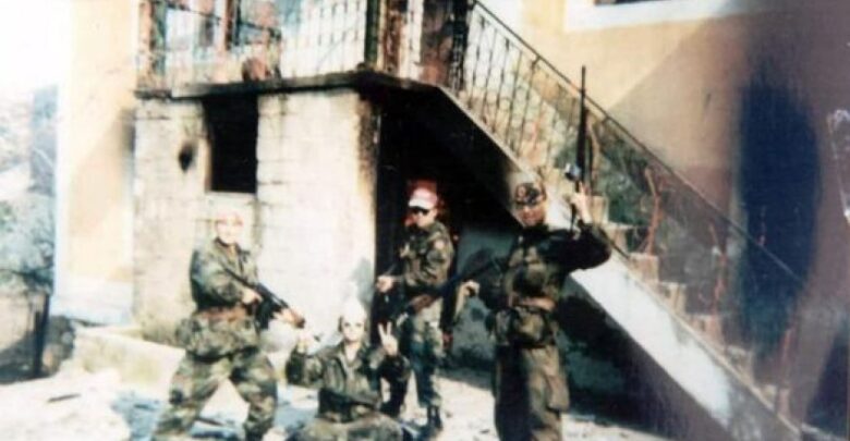 Shihni kriminelët serbë me uniformë të UÇK-së duke djegur shtëpitë e shqiptarëve