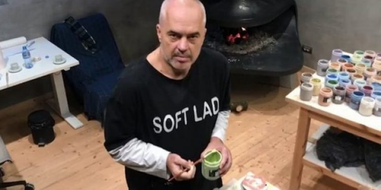 Piktori që “pikturon” një tablo të zezë të oborrtarëve të tij duhet kuruar… nga daltonizmi! Piktori që “pikturon” një tablo të zezë të oborrtarëve të tij duhet kuruar… nga daltonizmi!