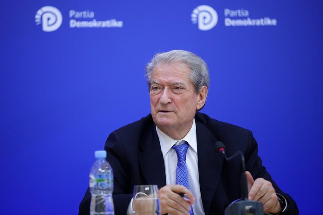 Nervozohet dhe Berisha: Le ta provojë Rama po ia mbajti të bëjë ligj kundër meje dhe Ilirit Nervozohet dhe Berisha: Le ta provojë Rama po ia mbajti të bëjë ligj kundër meje dhe Ilirit