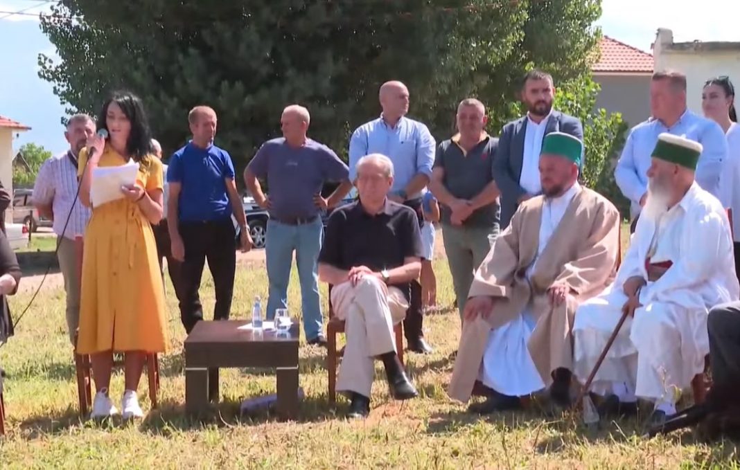 Berisha duke i’u lutur zotit për fatin e tij! Juristi Romeo Kara nxjerr foton e ditës: Po lyp derman teqe më teqe Berisha duke i’u lutur zotit për fatin e tij! Juristi Romeo Kara nxjerr foton e ditës: Po lyp derman teqe më teqe