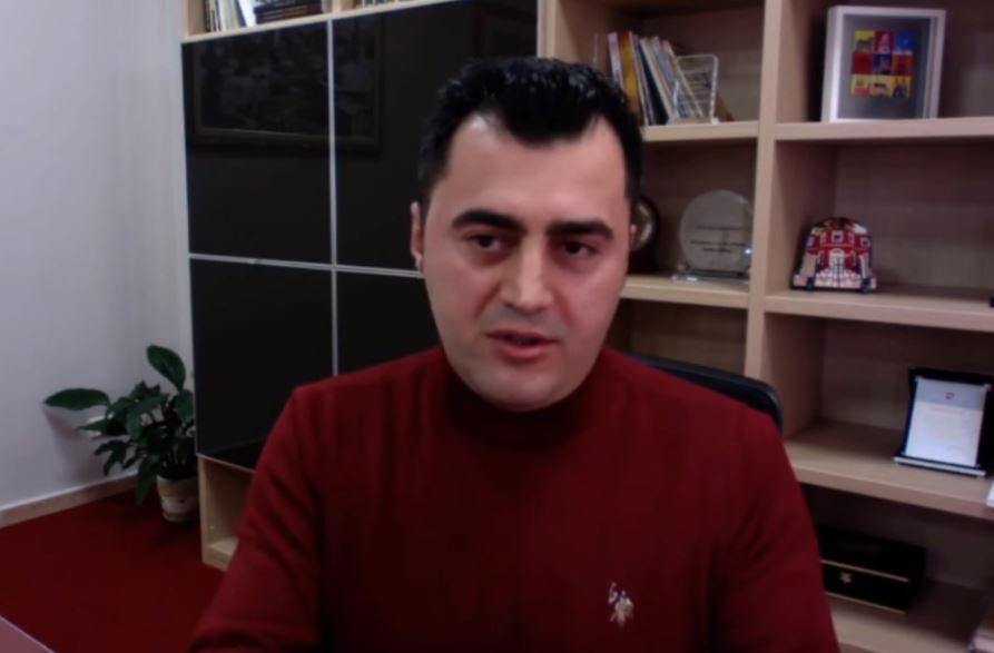 Raketat “Like & Share” të kryebashkiakut të Elbasanit Gledian Llatja Raketat “Like & Share” të kryebashkiakut të Elbasanit Gledian Llatja