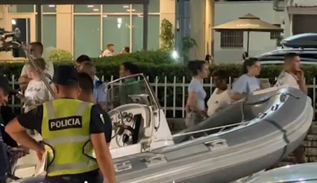 Shpëtojnë mrekullisht kalimtarët: Gomonia përplas një makinë në rrugë në Shëngjin! Shpëtojnë mrekullisht kalimtarët: Gomonia përplas një makinë në rrugë në Shëngjin!