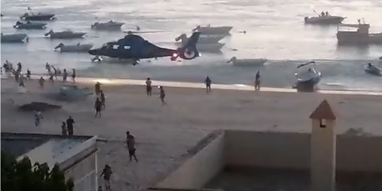 VIDEO/ Varka me kanabis përplaset në breg, njerëzit sulen për të vjedhur drogën. Policia i largon me helikopter VIDEO/ Varka me kanabis përplaset në breg, njerëzit sulen për të vjedhur drogën. Policia i largon me helikopter