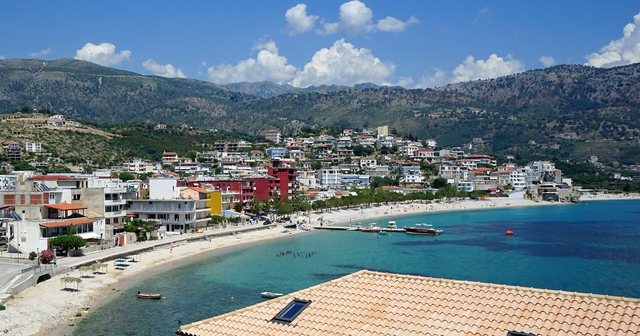 Po kthejnë “reston”?! Nuk e lejoi të fuste miq në dhomë, pushuesi rreh pronarin e hotelit në Himarë, i thyen brinjët dhe e çan në trup Po kthejnë “reston”?! Nuk e lejoi të fuste miq në dhomë, pushuesi rreh pronarin e hotelit në Himarë, i thyen brinjët dhe e çan në trup