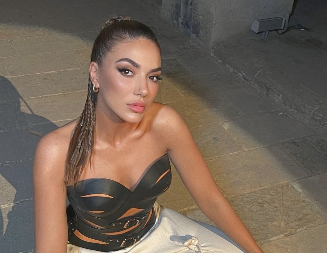 Torollake, që nuk di të këndojë. Ia tregoj qejfin! Këngëtari shqiptar kërcënon Elvana Gjatën Torollake, që nuk di të këndojë. Ia tregoj qejfin! Këngëtari shqiptar kërcënon Elvana Gjatën