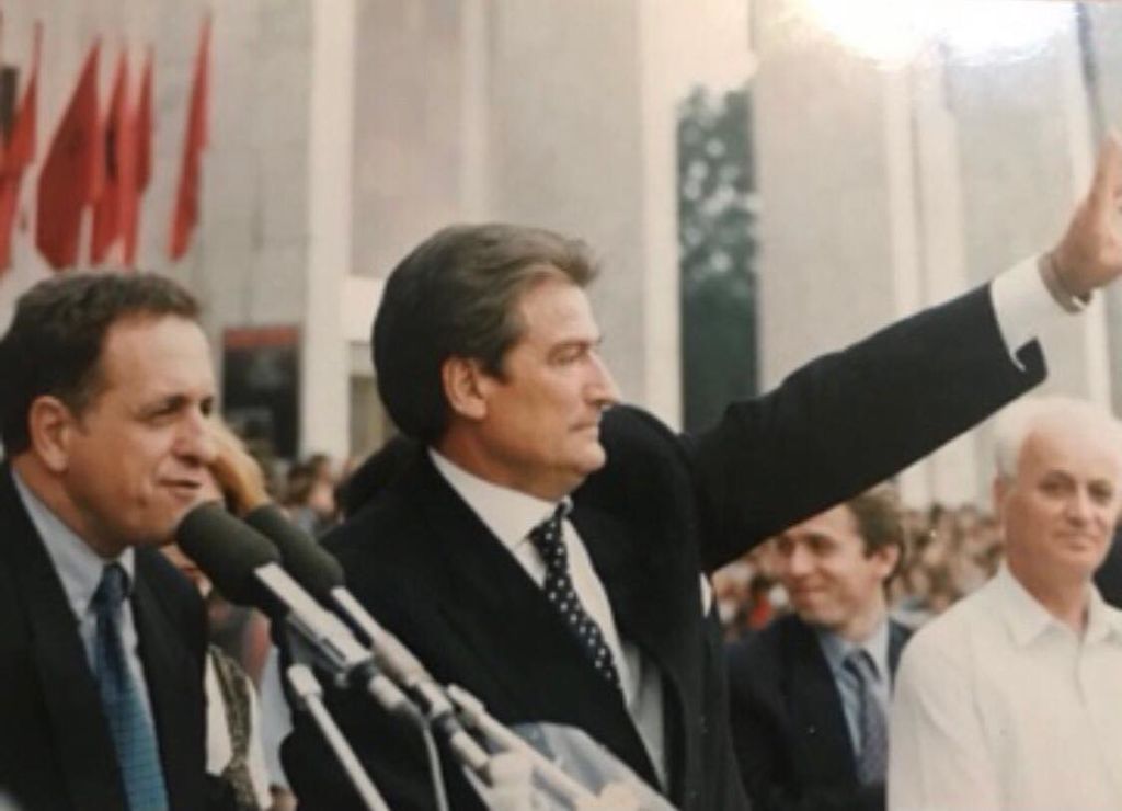 Ministri i Jashtëm Tritan dhe Sali Berisha takuan terroristit më të kërkuar të botës! Frrok Çupi nxjerr prapaskenat ‘bombë’! Ja me çfarë do përballen dyshja Meta-Berisha dhe paralajmëron zhvillime të bujshme