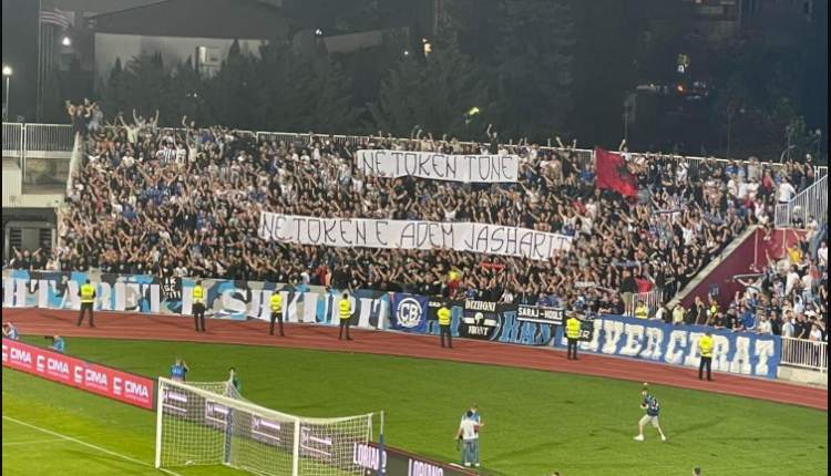 Tifozët e Shkupit ndihen si në shtëpi, baneri që meriton duartrokitje: Në tokën tonë, në tokën e Adem Jasharit Tifozët e Shkupit ndihen si në shtëpi, baneri që meriton duartrokitje: Në tokën tonë, në tokën e Adem Jasharit