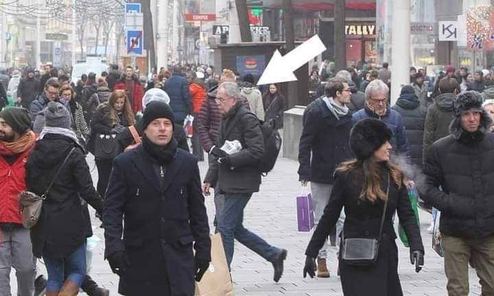 Presidenti i Austrisë, që shkon në punë me bukë me vete dhe në këmbë… Presidenti i Austrisë, që shkon në punë me bukë me vete dhe në këmbë…