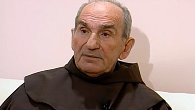 Më 28 gusht të vitit 1924 lindi një nga figurat më të nderuara të kishës katolike shqiptare, At Zef Pllumi Më 28 gusht të vitit 1924 lindi një nga figurat më të nderuara të kishës katolike shqiptare, At Zef Pllumi