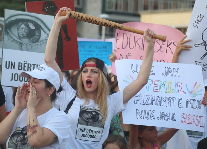 FOTOT: Kishte protestë në Tiranë? Kujt i intereson kjo, lajmi është kush VIP shkoi dhe pse u zunë FOTOT: Kishte protestë në Tiranë? Kujt i intereson kjo, lajmi është kush VIP shkoi dhe pse u zunë