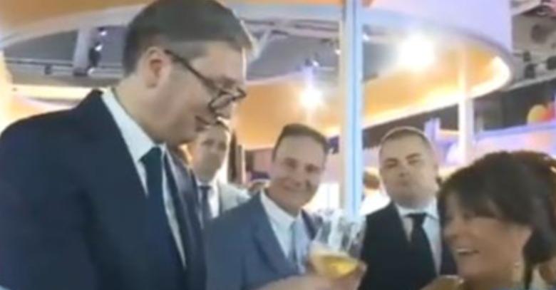 Rama bënë “tap” Vuçiçin me verë shqiptare! Këshilltarja i merr gotën: Po pret kryeministri shqiptar! Vuçiç: Rama pret, s’ ka pirë asgjë (Video)