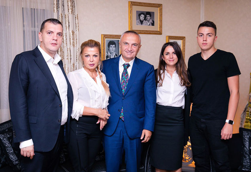 Vizita e Metës në familjen e Azem Hajdarit: Një foto e turpshme sikur janë në fejesë (Foto) Vizita e Metës në familjen e Azem Hajdarit: Një foto e turpshme sikur janë në fejesë (Foto)